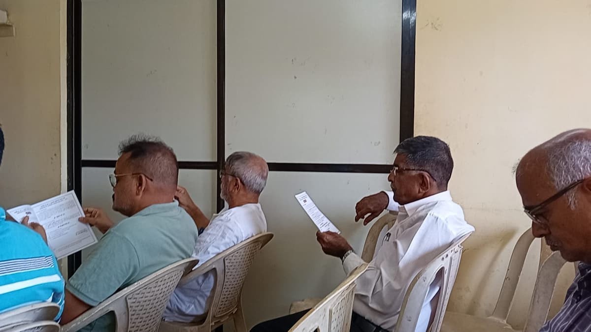 सभेत छापील अहवाल वाचणारे सदस्य — मातोश्री शिवगर्जना गणेशोत्सव २०२६, परेल-भोईवाडा