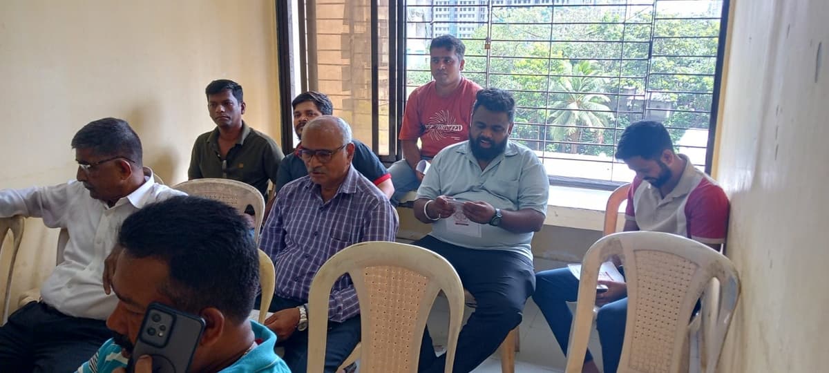 खिडकीजवळ बसलेल्या सदस्यांची चर्चा — मातोश्री शिवगर्जना गणेशोत्सव २०२६, परेल-भोईवाडा