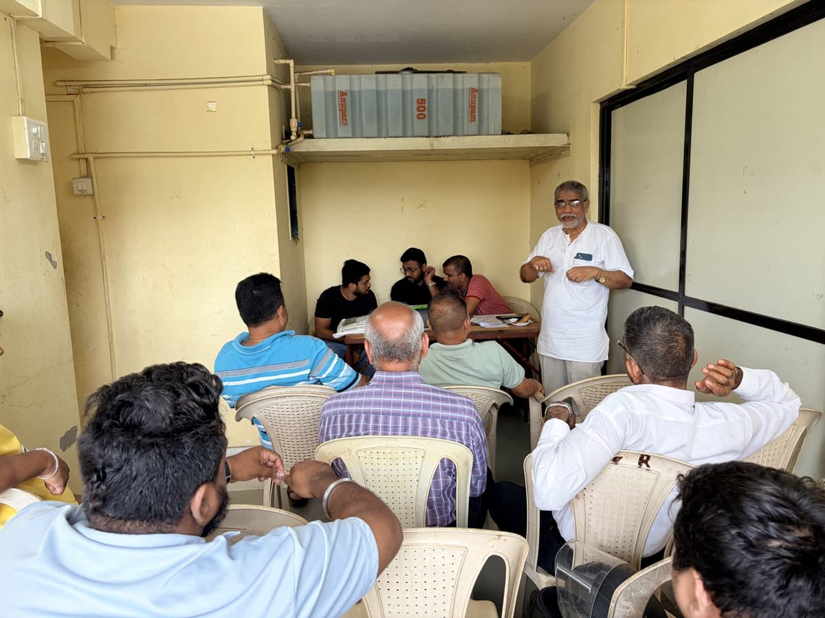 सभेत ज्येष्ठ कार्यकर्त्याचे मार्गदर्शन — मातोश्री शिवगर्जना गणेशोत्सव २०२६, परेल-भोईवाडा