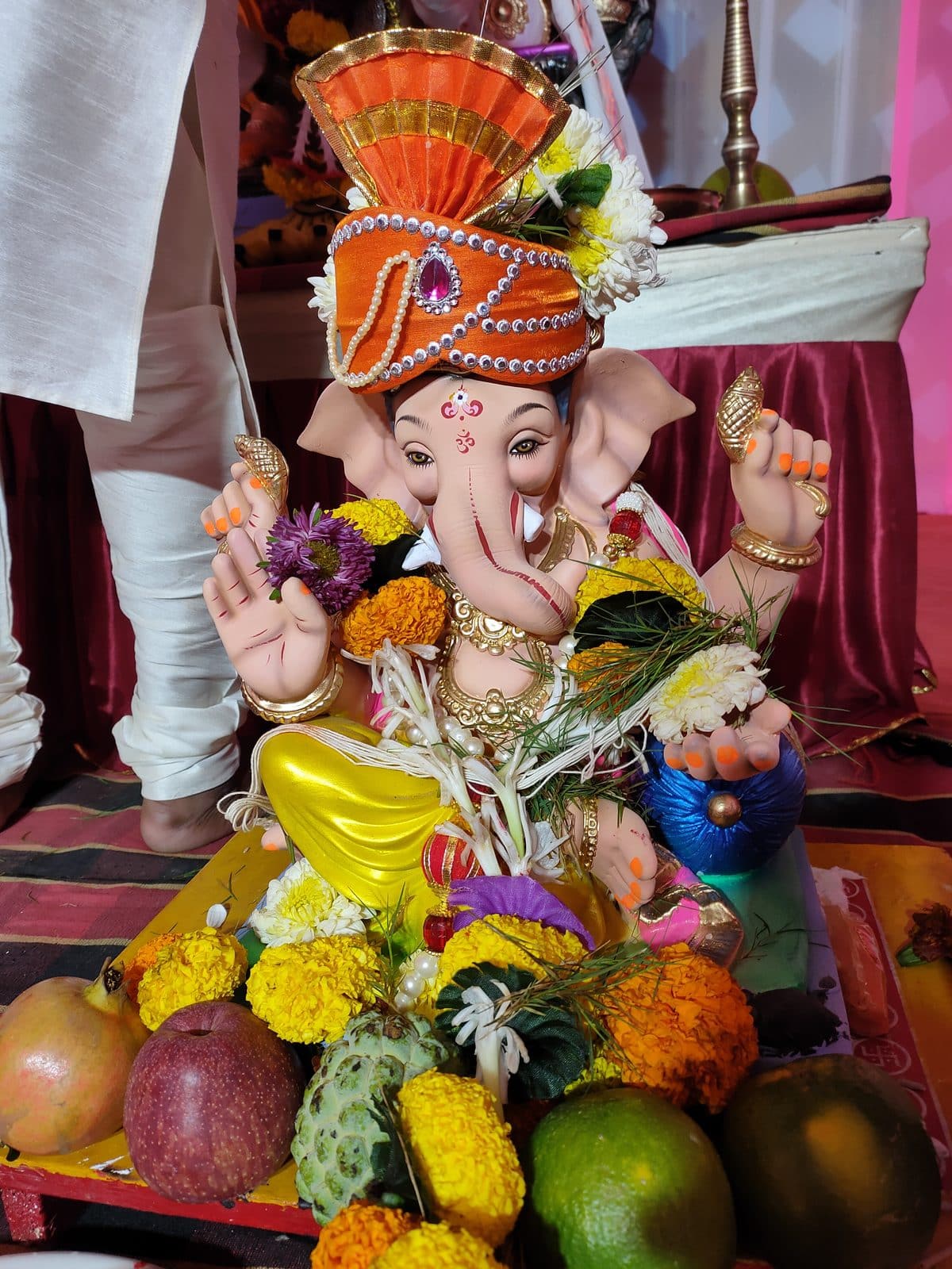 फेटा व फुलांनी सजलेली श्रीमूर्ती — मातोश्री शिवगर्जना गणेशोत्सव २०२१, परेल-भोईवाडा