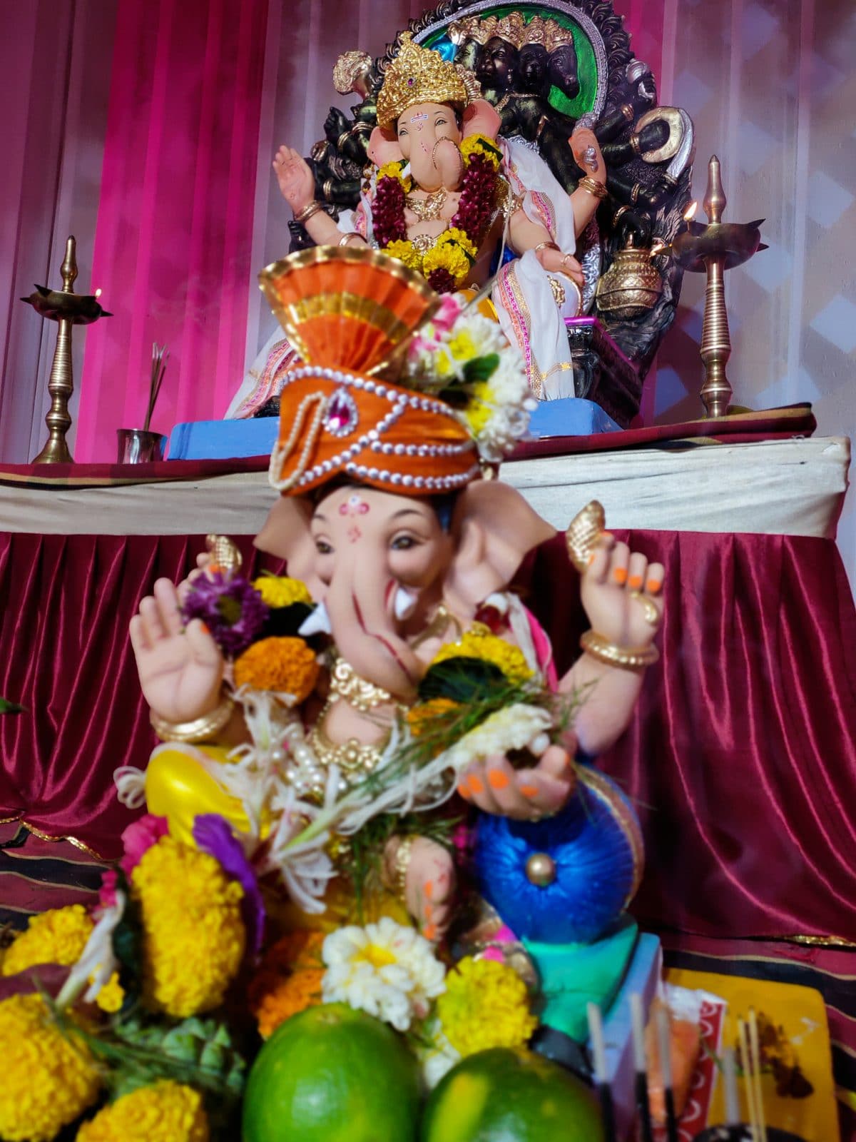 २०२१ मधील श्रीमूर्ती — समोर समई, फळे व झेंडूची आरास — मातोश्री शिवगर्जना गणेशोत्सव २०२१, परेल-भोईवाडा