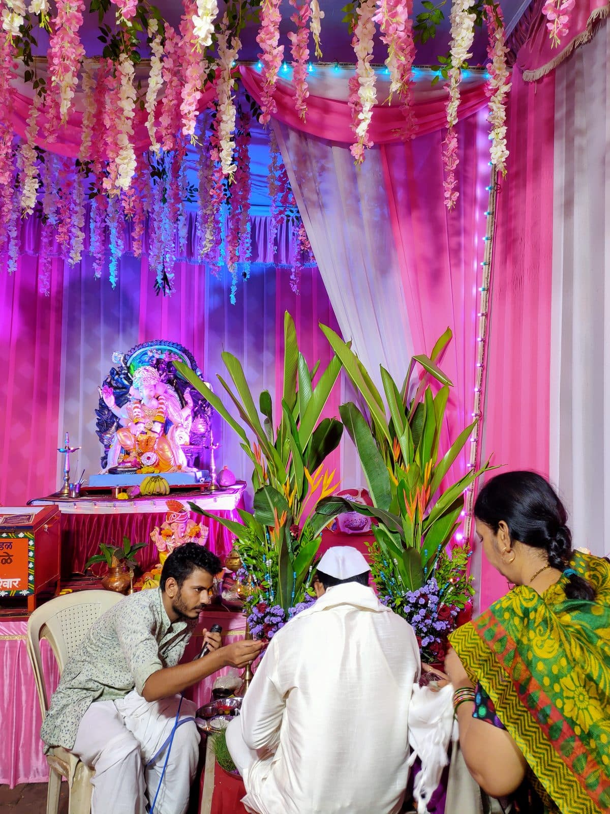 श्रींसमोर पूजा सुरू असताना बाजूला हिरवी आरास — मातोश्री शिवगर्जना गणेशोत्सव २०२१, परेल-भोईवाडा