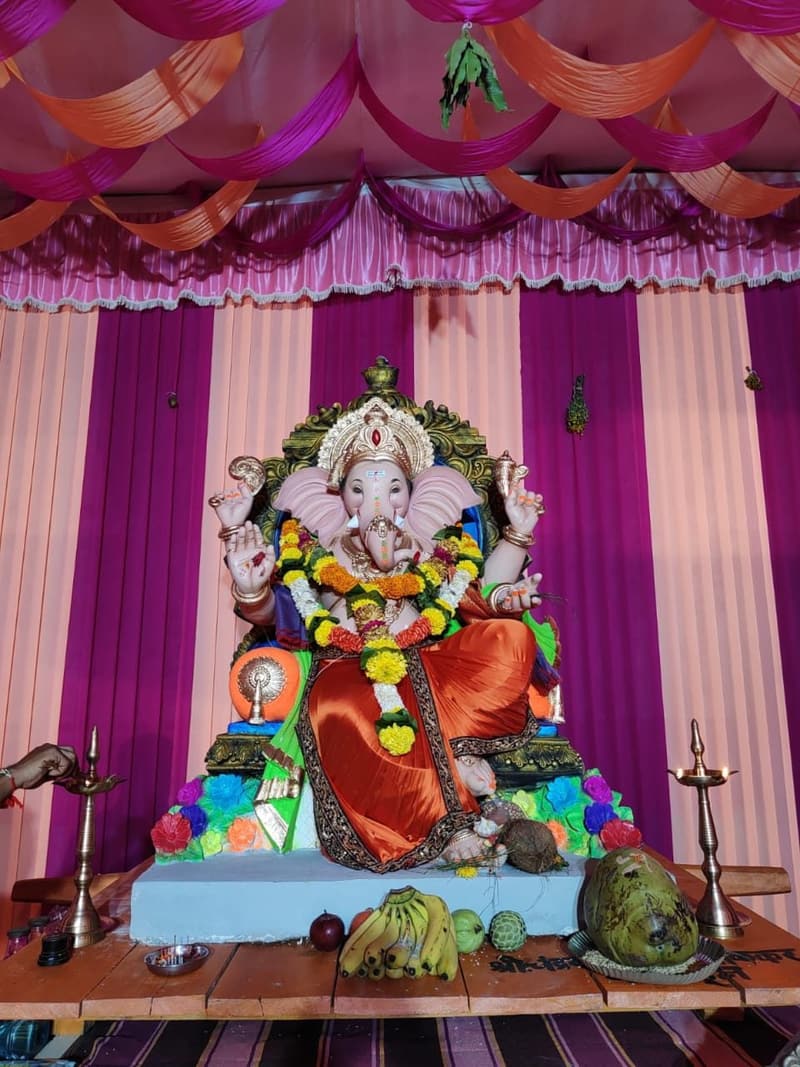 गुलाबी-जांभळ्या मंडपात विराजमान २०२३ ची श्रीमूर्ती — मातोश्री शिवगर्जना गणेशोत्सव २०२३, परेल-भोईवाडा