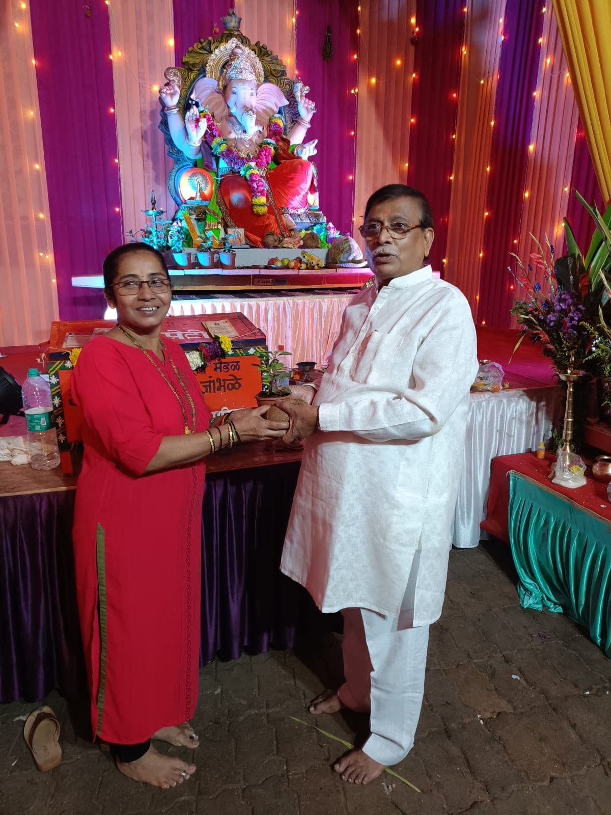 श्रींसमोर पाहुण्यांना भेटवस्तू देऊन सन्मान — मातोश्री शिवगर्जना गणेशोत्सव २०२३, परेल-भोईवाडा