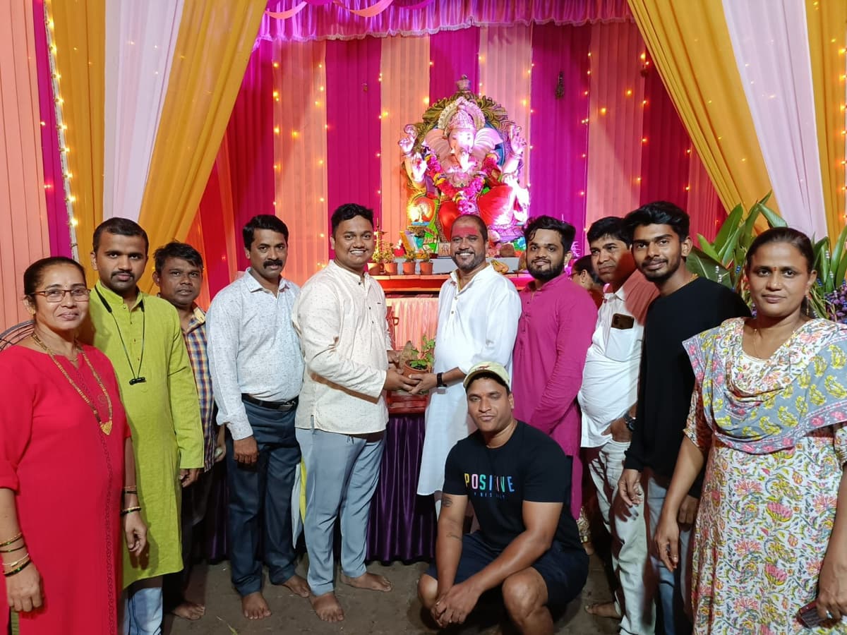 मंडपात श्रींसमोर कार्यकर्ते व महिला सदस्यांचा समूह — मातोश्री शिवगर्जना गणेशोत्सव २०२३, परेल-भोईवाडा
