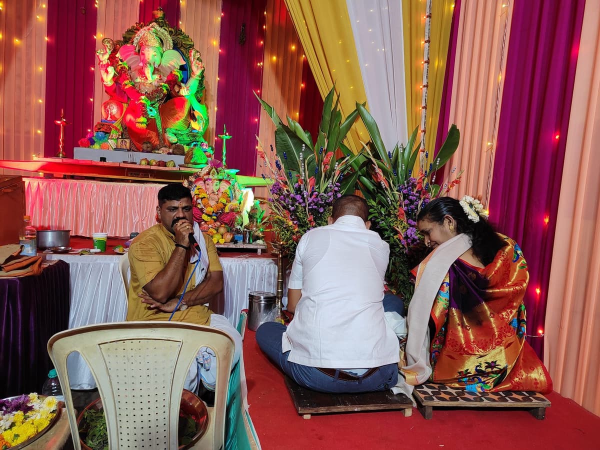 पुरोहितांच्या मार्गदर्शनाखाली दांपत्याची पूजा — मातोश्री शिवगर्जना गणेशोत्सव २०२३, परेल-भोईवाडा
