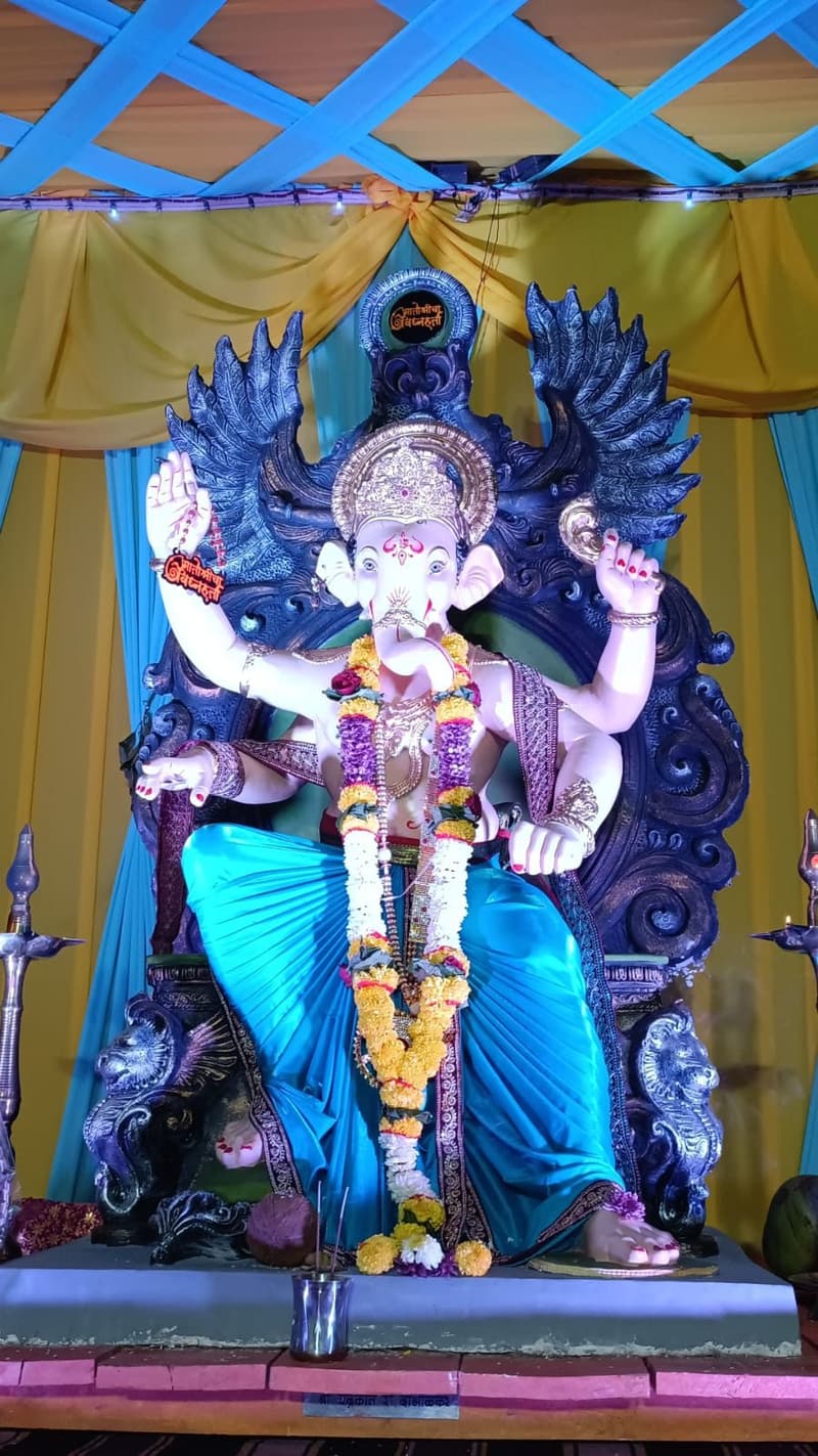 निळ्या-पिवळ्या पडद्यांच्या मंडपात विराजमान २०२४ ची श्रीमूर्ती — मातोश्री शिवगर्जना गणेशोत्सव २०२४, परेल-भोईवाडा