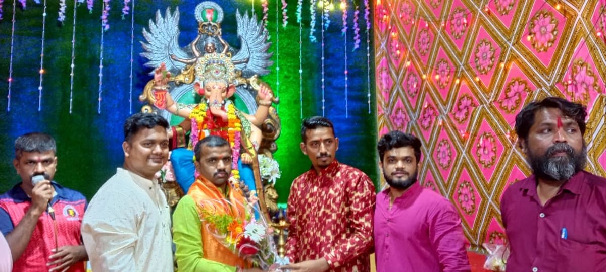 रंगीबेरंगी मंडपात श्रींसमोर सत्कार समारंभ — मातोश्री शिवगर्जना गणेशोत्सव २०२४, परेल-भोईवाडा