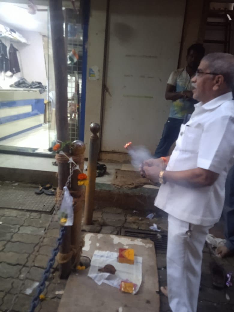 मंडप उभारणीपूर्वी खांबाची पूजा करताना ज्येष्ठ कार्यकर्ते — मातोश्री शिवगर्जना गणेशोत्सव २०२४, परेल-भोईवाडा