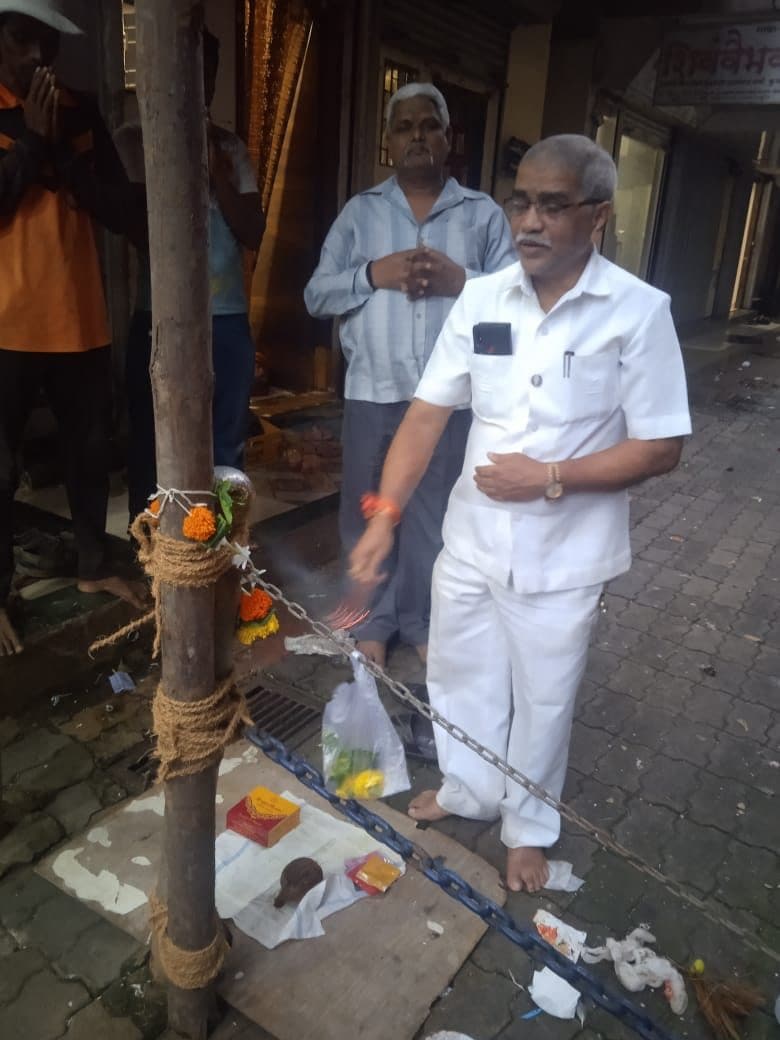 हार घातलेल्या खांबासमोर ठेवलेला नैवेद्य — मातोश्री शिवगर्जना गणेशोत्सव २०२४, परेल-भोईवाडा
