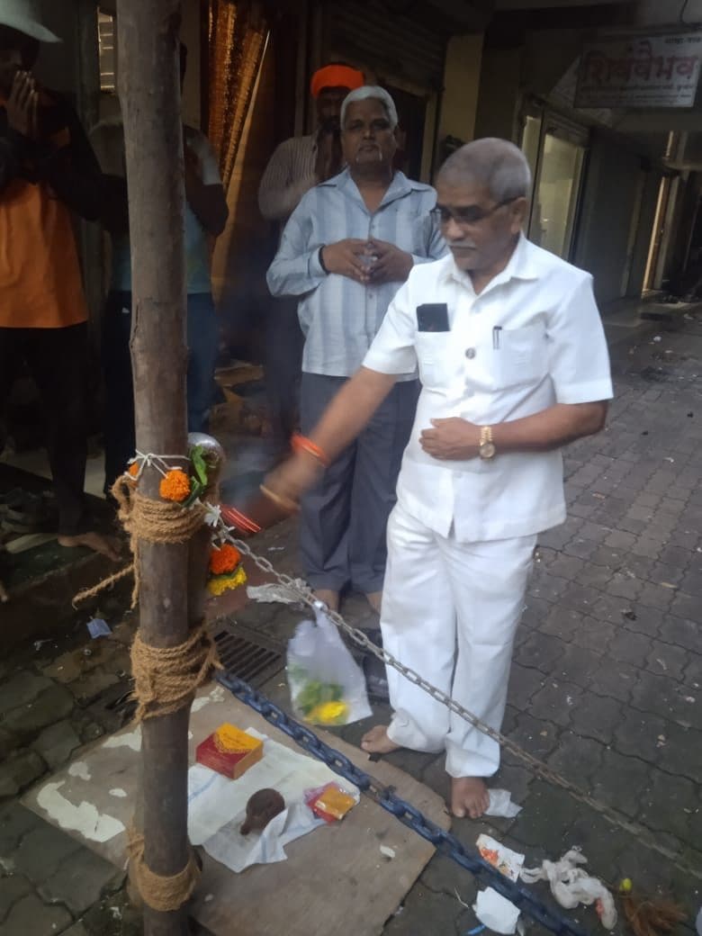 खांबपूजेचा नैवेद्य आणि जळती उदबत्ती — मातोश्री शिवगर्जना गणेशोत्सव २०२४, परेल-भोईवाडा