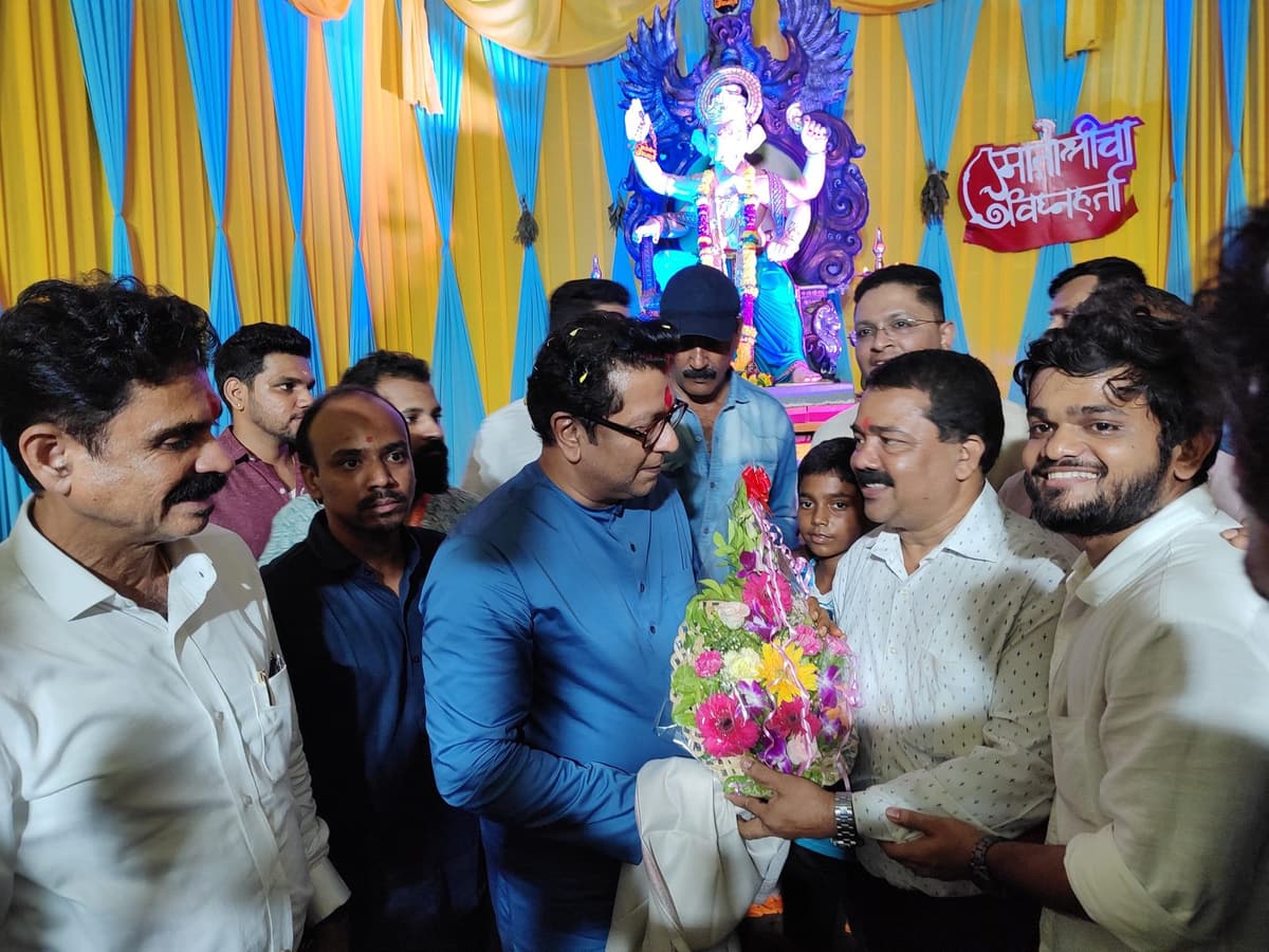 पाहुण्यांना पुष्पगुच्छ देऊन स्वागत, मागे श्रींची मूर्ती — मातोश्री शिवगर्जना गणेशोत्सव २०२४, परेल-भोईवाडा