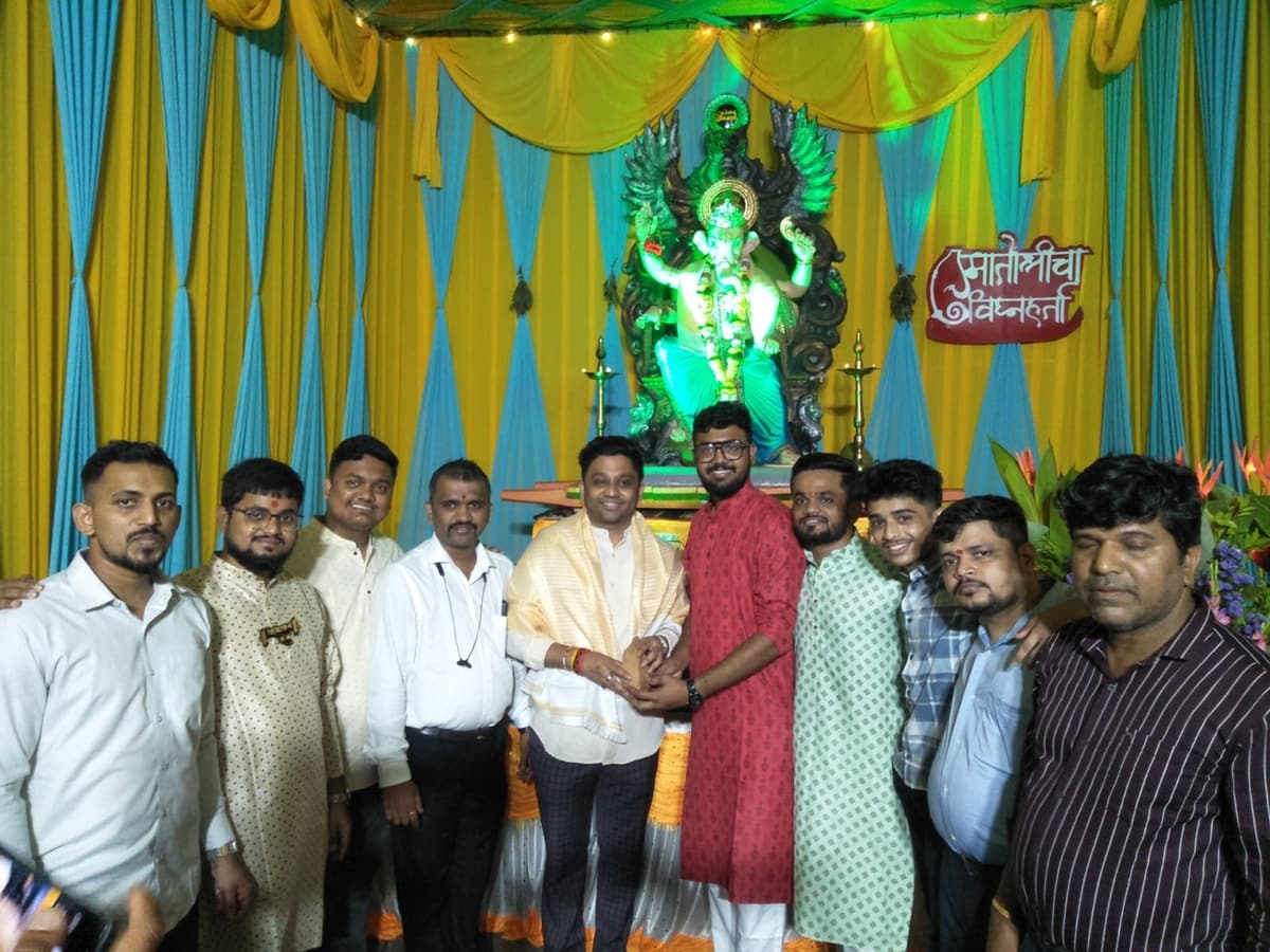 हिरव्या प्रकाशात उजळलेल्या मंडपात कार्यकर्त्यांचा सत्कार — मातोश्री शिवगर्जना गणेशोत्सव २०२४, परेल-भोईवाडा