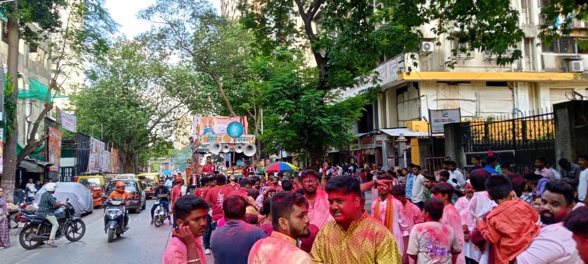 गुलालात न्हालेली मिरवणूक रस्त्यावरून पुढे सरकताना — मातोश्री शिवगर्जना गणेशोत्सव २०२४, परेल-भोईवाडा