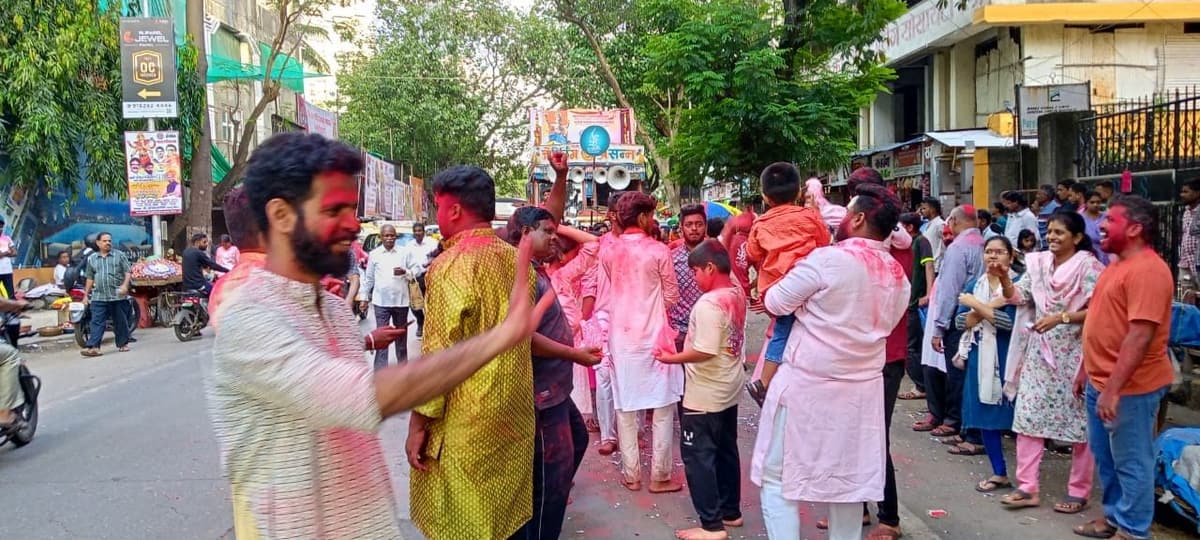 मिरवणुकीत गुलाल उधळत नाचणारे भक्त — मातोश्री शिवगर्जना गणेशोत्सव २०२४, परेल-भोईवाडा
