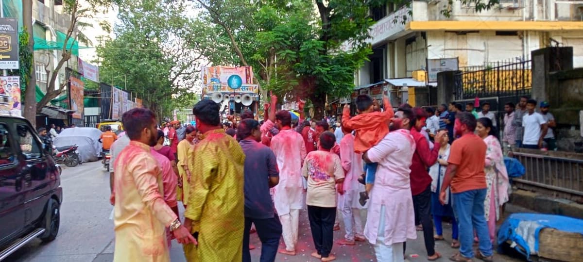 रस्त्यावर जमलेला मिरवणुकीचा जनसमुदाय — मातोश्री शिवगर्जना गणेशोत्सव २०२४, परेल-भोईवाडा