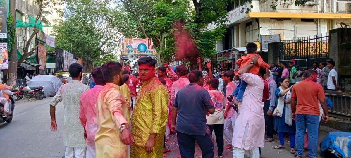 गुलालाच्या धुंदीत खांद्यावर बसलेले बालक — मातोश्री शिवगर्जना गणेशोत्सव २०२४, परेल-भोईवाडा