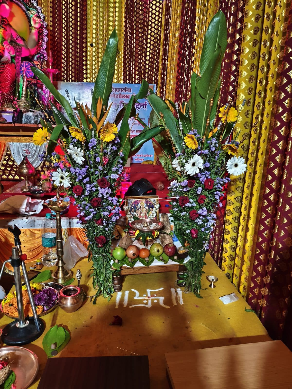 केळीची पाने, फुले, फळे आणि कलश यांची पूजेची आरास