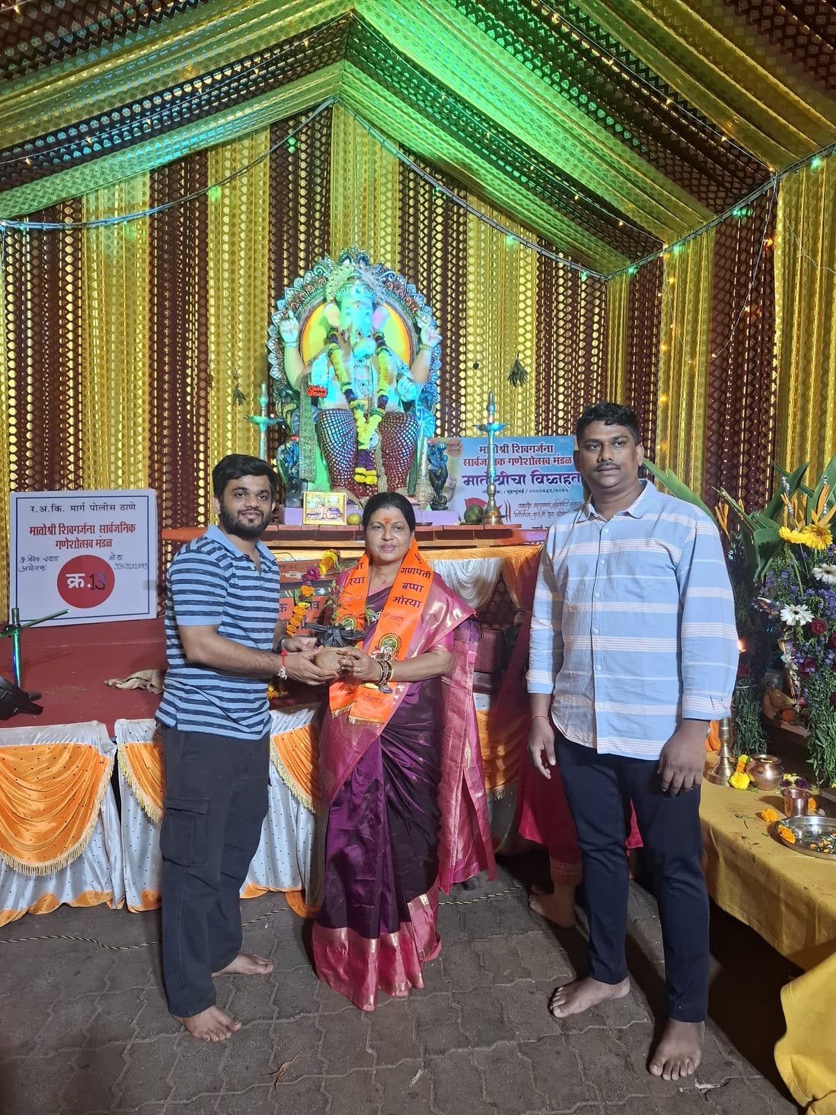 हिरव्या-सुवर्ण मंडपात श्रींसमोर पाहुण्यांचा सत्कार — मातोश्री शिवगर्जना गणेशोत्सव २०२५, परेल-भोईवाडा