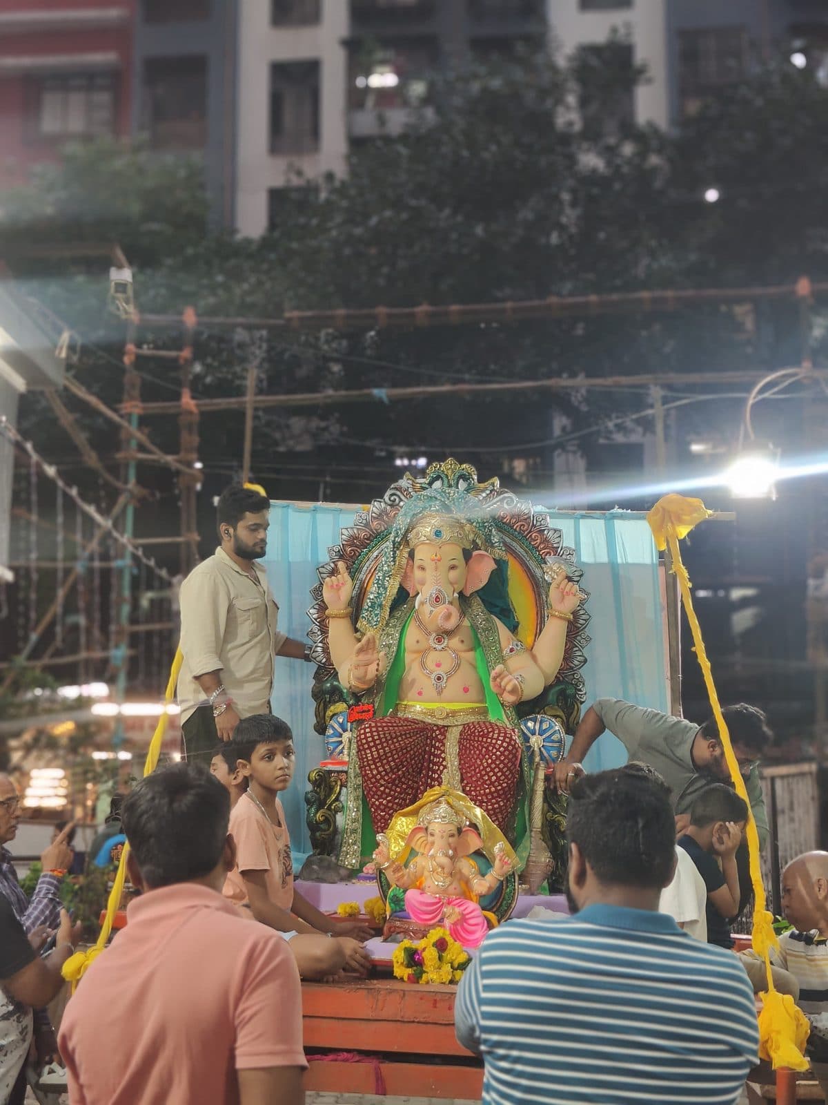 रात्री मंडपाबाहेर मूर्तीभोवती जमलेले कार्यकर्ते — मातोश्री शिवगर्जना गणेशोत्सव २०२५, परेल-भोईवाडा
