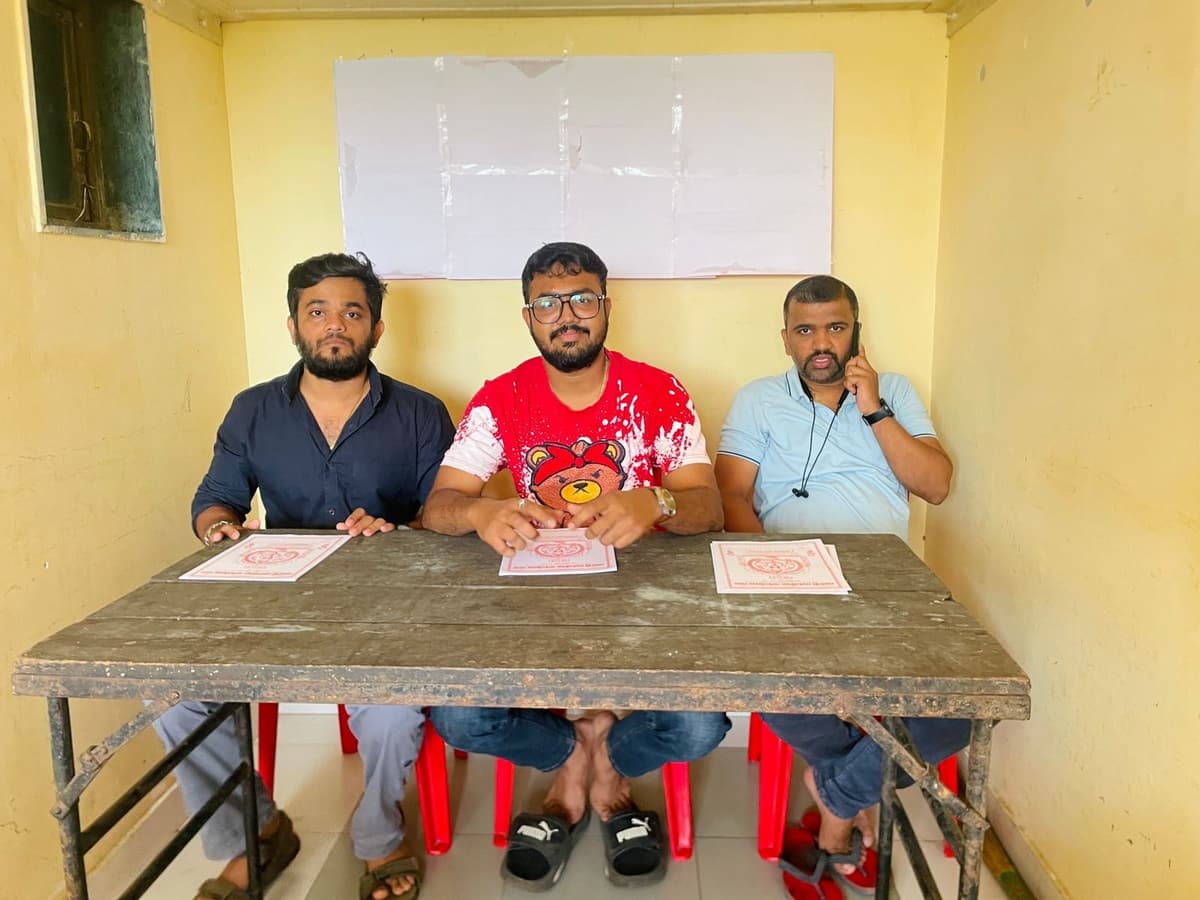 नोंदणी दस्तऐवजांसह कार्यकर्ते — मातोश्री शिवगर्जना गणेशोत्सव २०२५, परेल-भोईवाडा
