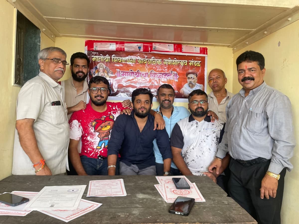 नोंदणीची कागदपत्रे घेऊन मंडळाच्या बॅनरसमोर कार्यकारिणी — मातोश्री शिवगर्जना गणेशोत्सव २०२५, परेल-भोईवाडा