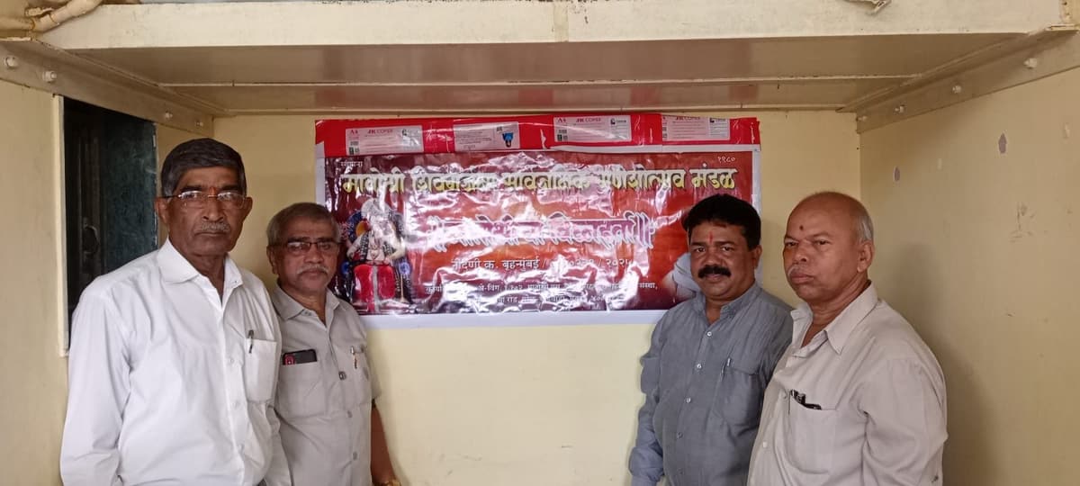 मंडळाच्या बॅनरजवळ उभे असलेले ज्येष्ठ कार्यकर्ते — मातोश्री शिवगर्जना गणेशोत्सव २०२५, परेल-भोईवाडा