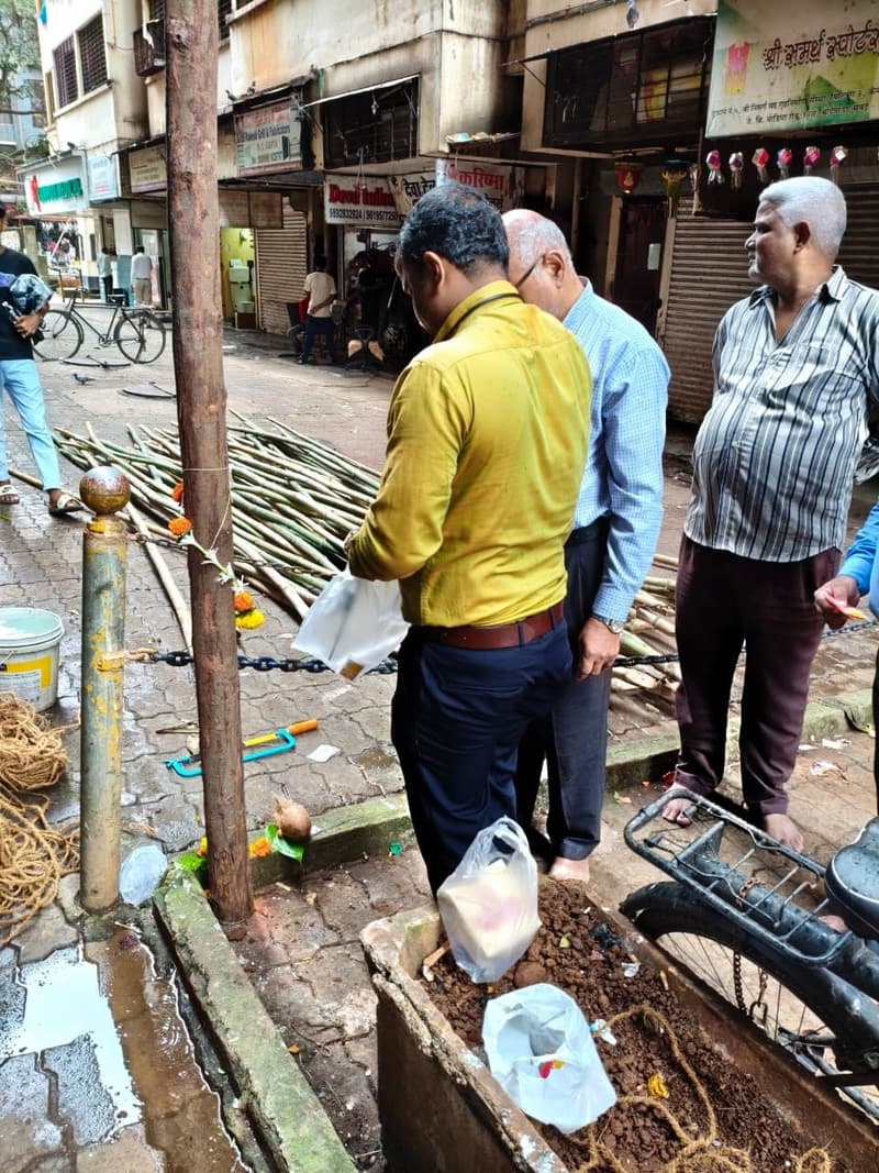 गल्लीत बांबू रचून मंडपाच्या उभारणीची सुरुवात — मातोश्री शिवगर्जना गणेशोत्सव २०२५, परेल-भोईवाडा