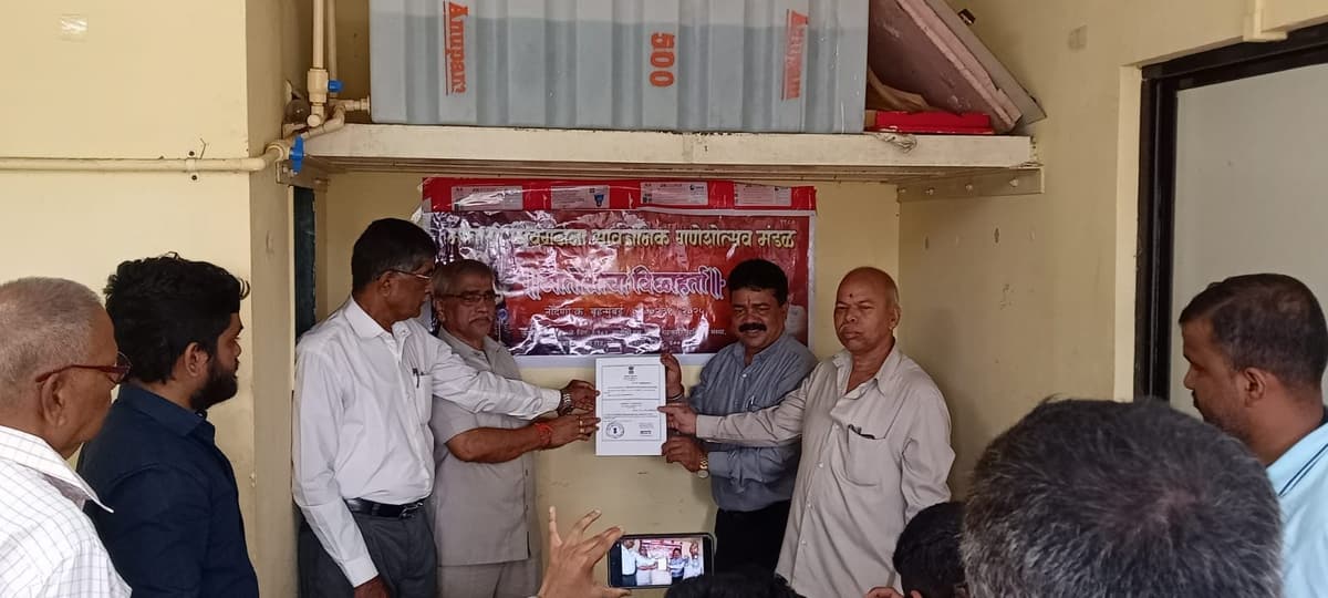 नोंदणी प्रमाणपत्र वितरण — मातोश्री शिवगर्जना गणेशोत्सव २०२५, परेल-भोईवाडा